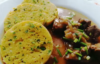 KANČÍ GULÁŠ S PAŽITKOVÝM KNEDLÍKEM - LC