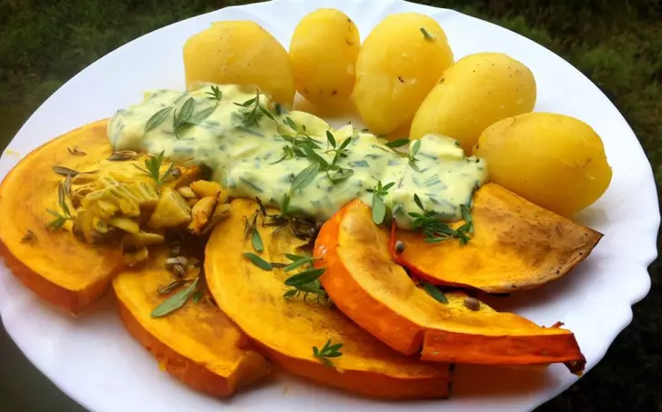 PEČENÁ DÝNĚ HOKAIDO S VAJEČNOU OMÁČKOU