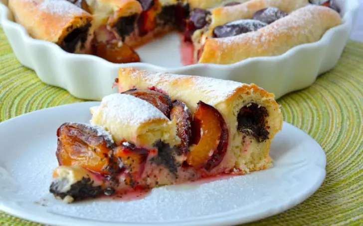 Švestkový kynutý koláč s mákem