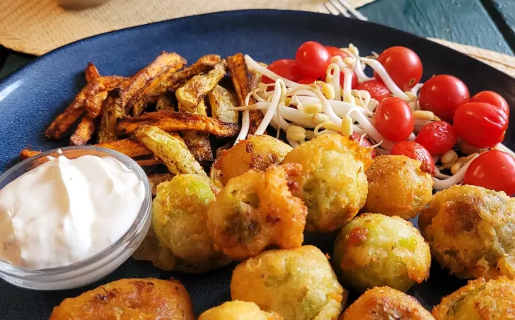 KAPUSTIČKY V TĚSTÍČKU SE ZELENINOVÝMI HRANOLKY A DIPEM