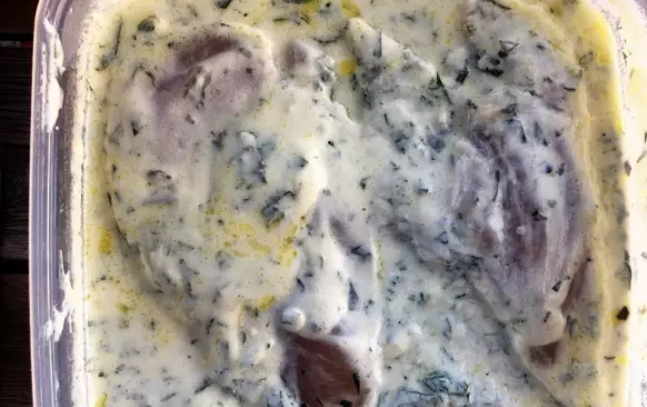 Mátu a bazalku nasekáme, promícháme s jogurtem, solí a pepřem. Zastříkneme šťávou z jednoho citronu. Do marinády naložíme maso - aby bylo krásně křehké a vychucené, ideálně na jeden den. Stačí ale alespoň dvacet minut před přípravou.