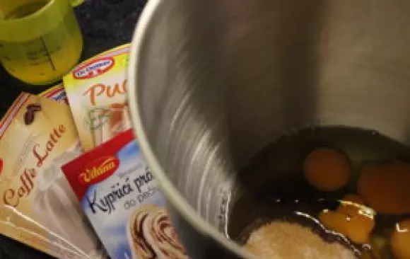 Troubu si předehřejeme na 180 stupňů a ořechy pokrájíme nahrubo.
Vejce krátce prošleháme s cukrem a postupně do směsi přidáme 4 pudinky a prášek do pečiva. Na závěr zašleháme do hmoty olej. Formu na dort důkladně vymažeme, vysypeme moukou a těsto do ní rovnoměrně vlijeme. Vrch pokryjeme sekanýma ořechama a dáme péct asi na 40-45 minut.