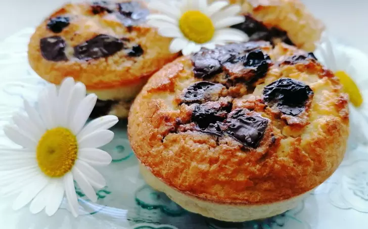 KOKOSOVÉ MUFFINY SE SUŠENÝMI VIŠNĚMI