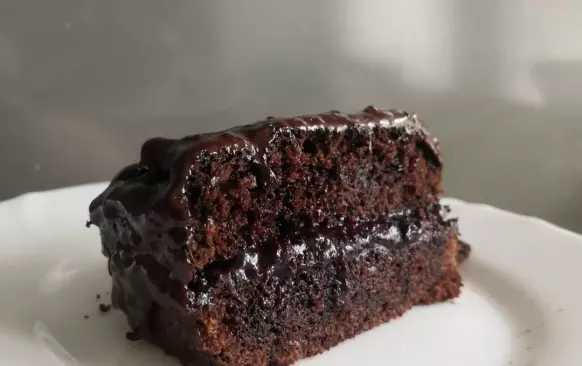 Sachr pečeme  na 180 stupňů.

Čokoládu a máslo rozehřejeme, promícháme a necháme vychladnout.

Sladidlo musí mít moučkovou strukturu. Ze sladidla odebereme 3 lžíce a dáme stranou. Zbytek sladidla vyšleháme společně se žloutky do husté pěny.Použijeme plastovou nádobu. Kovová by nám směs ochlazovala.

Mleté mandle smícháme s práškem do pečiva, sodou, xyntanovou gumou a solí. 

Z bílků ušleháme pevný sníh a pak do sněhu opatrně vmícháme  3 lžíce sladidla, které jsme si dali stranou.

Do žloutkové pěny přilijeme vlažnou čokoládu s máslem a dobře promícháme. Pak přidáme mleté mandle. Bude to hodně husté.
A opatrně vmícháme tři lžíce bílkového sněhu. Půjde to ztuha a bude to klouzat a lepit. Mícháme až se směs začne stávat poddajnejší. Přidáme další tři lžíce a zase vmícháme. Takto opakujeme.

Těsto vlijeme do připravené formy a dáme péct do vyhřáté trouby na 45 minut. Špejlí se přesvědčíme, že je těsto upečené i uvnitř.
Vyndáme z trouby a necháme chvilku vychladnout ve formě. Pak ořízneme boky formy a přendáme na chladící mřížku. Než zcela vychladne, připravíme si polevu.

Čokoládu dáme do misky a zalijeme horkou smetanou. Necháme chvilku stát, pak vymícháme do hladké emulze. Za občasného míchání necháme polevu vychladnout a lehce zhoustnout.

Korpus dvakrát prořízneme.

Marmeláda LC-stačí ovoce a trochu sladidla povařit a rozmixovat. Na pomazání by měla být horká


Dort polejeme polevou.

skladujeme v ledničce