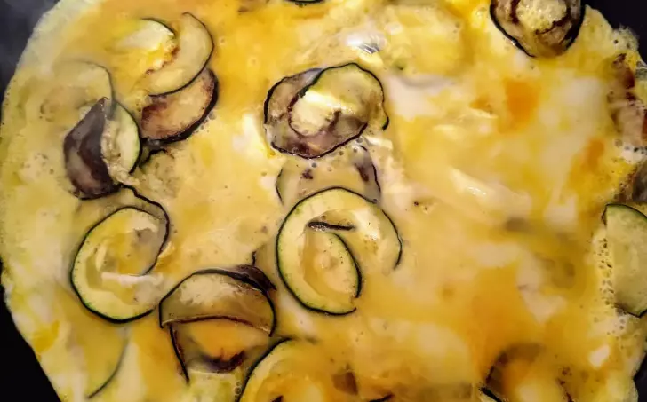 Omeleta s cuketou a mozzarellou