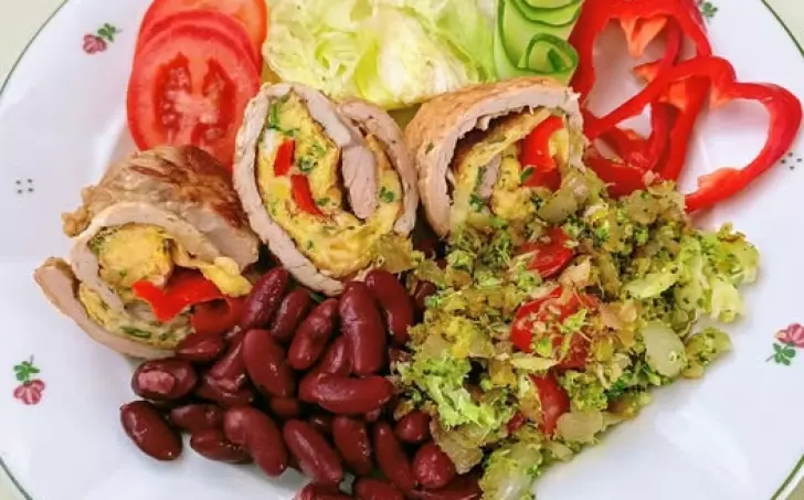 Vepřová roláda plněná vaječno-sýrovou omeletou