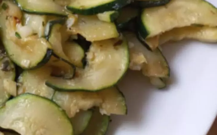 Restovaná cuketa s česnekem a rozmarýnem