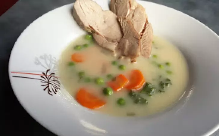 Dušená krůta s hráškem a mrkví