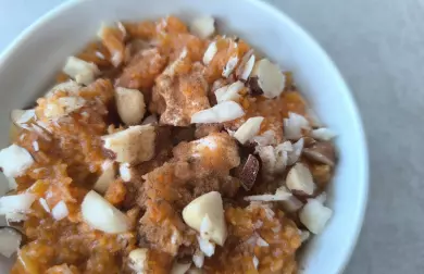 Řecký jogurt s mrkvovým salátem a oříšky