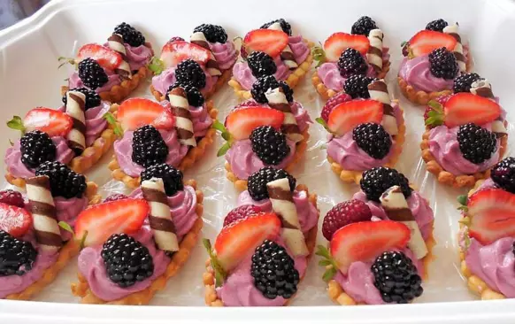 Krém:
Ostružiny svaříme s troškou vody. Pak přes síto propasírujeme, aby se odstranily zrníčka. Pokud je vody v ostružinách příliš, necháme ji vydusit, aby ostružiny měli konzistenci marmelády. Necháme pořádně vystydnout.
Šlehačku a mascarpone ušleháme s oběma ztužovači do hladkého krému. Potom přišleháme tvaroh a ostružiny. Přisladíme podle chuti.