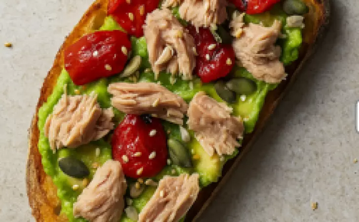 Kváskový chléb s avokádem a tuňákem