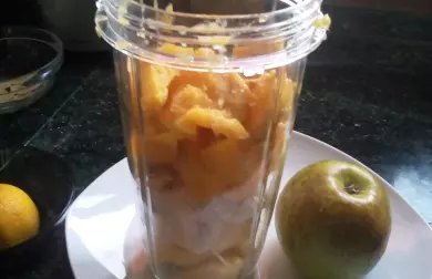 Smoothie mango-banán-jablko