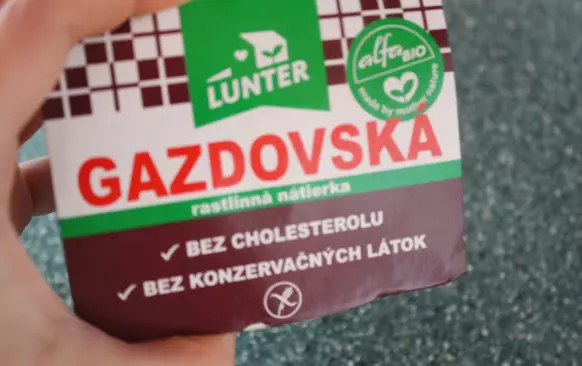 Zeleninu si v nádobke, v ktorej ju budeme mixovať, ochutíme. 
Mixujeme metličkovým mixérom.
Počas mixovania postupne dolievame smotanu, trošku oleja a Gazdovskú nátierku.