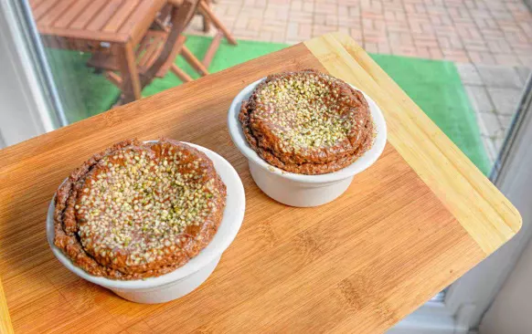 Po vychladnutí zdobím pokrájenými jahodami a dlabu přímo z keramické formičky na muffiny.