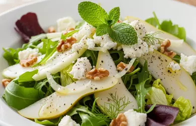 Salát z hrušek a fenyklu s fetou a vlašskými ořechy