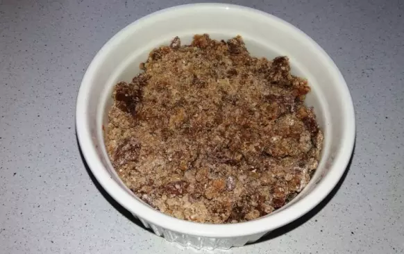 Bebe sušenky nadrolte nadrobno, přisypte mouku, rozpuštěné máslo a med (nemusí být mnoho, bebe jsou dostatečně sladké). Vypracujte drobenku, kterou nasypte na jablka do misky.
Pečte při 180 °C 15–20 minut. Po vytáhnutí nechejte chvíli zchládnout. Dobrou chuť.