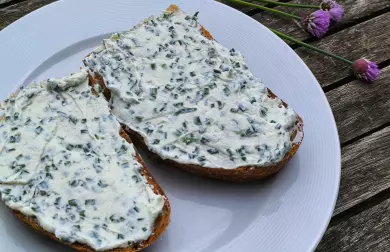 Kváskový chléb s pomazánkou s ricotty a pažitky