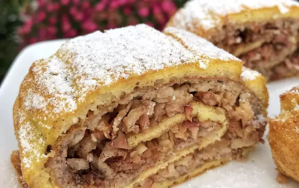 Vše na těsto pořádně smícháme. Nalijeme na plech vyloženým pečicím papírem a pečeme na 150 stupňů 10-15 minut. Po upečení opatrně těsto odlepíme od papíru a dáme ho na nový papír.

Mleté ořechy smícháme s mlékem a necháme chvíli odpočinout. Rozetřeme na upečené těsto. Jablka nastrouháme a vymačkáme přebytečnou šťávu. (Pokud chcete, můžete ořechovou část úplně vynechat a náplň mít jen z jablek.) Rozprostřeme je na těsto, posypeme skořicí a opatrně zabalíme. Potřeme rozšlehaným vajíčkem a dáme zpět do trouby. Pečeme 10-15 minut krásně dozlatova. 

✅ náplň může být v podstatě jakákoliv - maková, tvarohová, oříšková... .