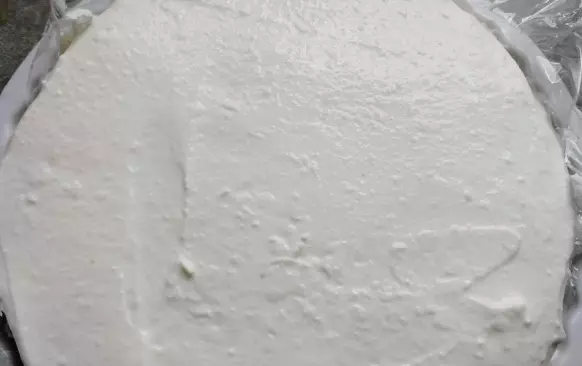 Připravíme si krém na náplň. Smícháme tvaroh, kysanou smetanu a sladidlo. Lžíci želatiny rozpustíme v 1 dl smetany a přilejeme do krému. Vychladný korpus vyndáme z forem a naplníme polovinou tvarohového krému který můžeme proložit ovocem, já jsem použila borůvky. 
Přiklopíme druhým korpusem a zbytek krému navršíme na vrchní část a posypeme strouhanou čokoládou. Necháme utuhnout v lednici.