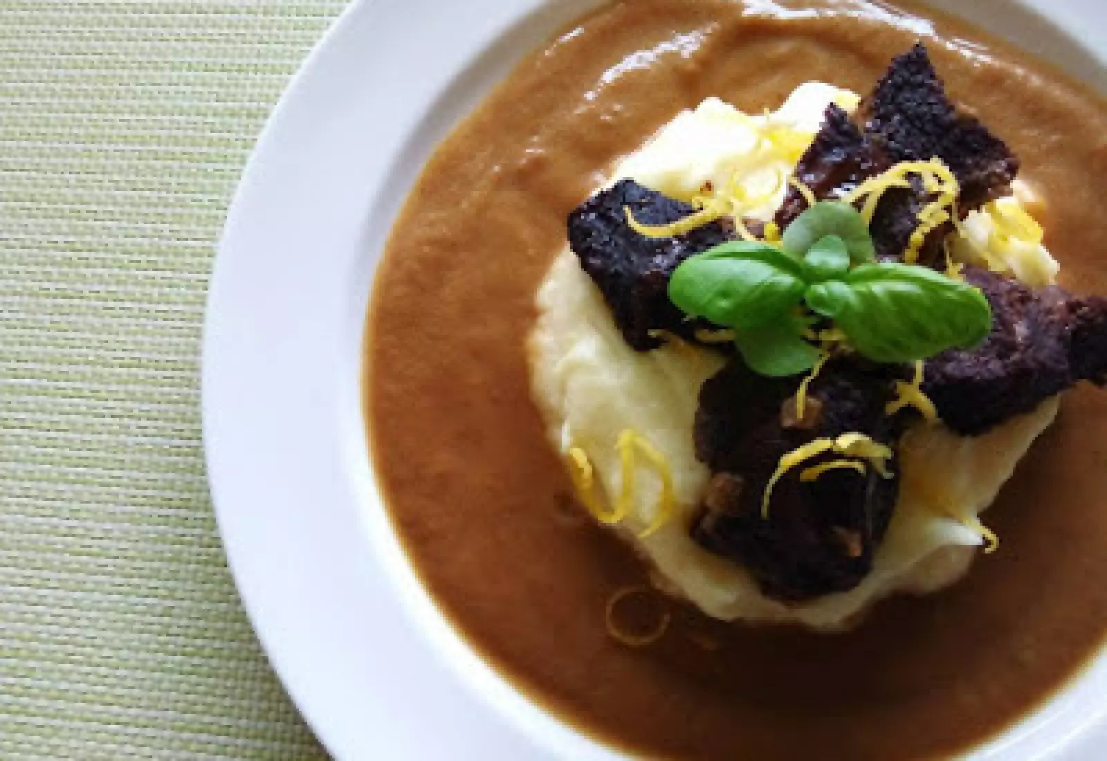 Hovězí líčka na černém pivě a zelenině s bramborovo-citronovou kaší