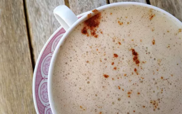 Je několik možných postupů - našlehat kávu pomocí ručního šlehače/spirálky, nabublat ji horkou kávou z trysky na presovači a nebo můžeš kávu umixovat v nějakém malém mixéru na smoothie.
Je to hned a díky použité smetaně káva nádherně napění:)