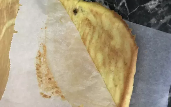 Vše na těsto pořádně smícháme. Nalijeme na plech vyloženým pečicím papírem a pečeme na 150 stupňů 10-15 minut. Po upečení opatrně těsto odlepíme od papíru a dáme ho na nový papír.

Mleté ořechy smícháme s mlékem a necháme chvíli odpočinout. Rozetřeme na upečené těsto. Jablka nastrouháme a vymačkáme přebytečnou šťávu. (Pokud chcete, můžete ořechovou část úplně vynechat a náplň mít jen z jablek.) Rozprostřeme je na těsto, posypeme skořicí a opatrně zabalíme. Potřeme rozšlehaným vajíčkem a dáme zpět do trouby. Pečeme 10-15 minut krásně dozlatova. 

✅ náplň může být v podstatě jakákoliv - maková, tvarohová, oříšková... .