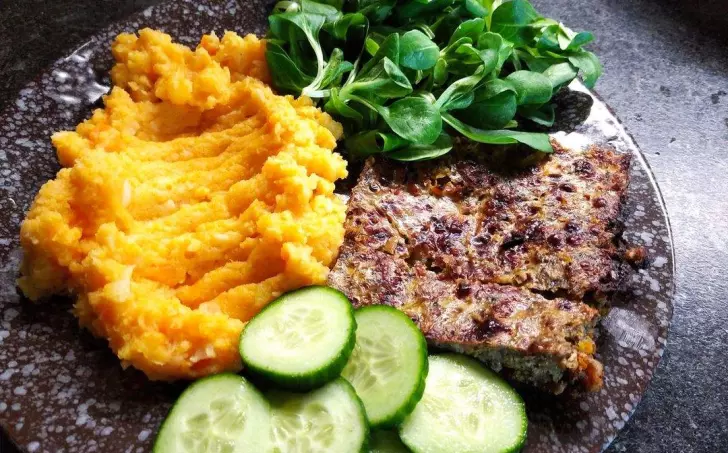 Masový nákyp a celerovo-mrkvové pyré