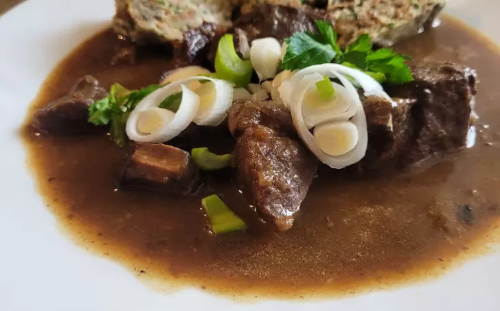 ZVĚŘINOVÝ GULÁŠ S KARLOVARSKÝM KNEDLÍKEM