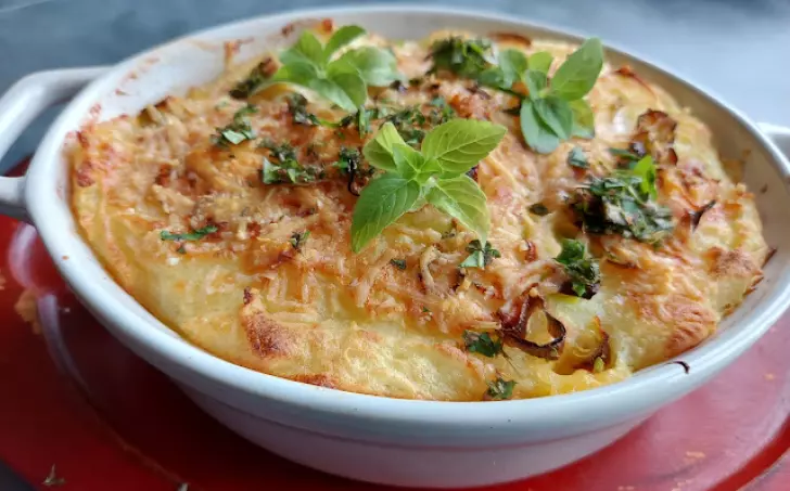 Zapečená bramborová kaše s mletým masem a sýrem