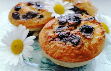 KOKOSOVÉ MUFFINY SE SUŠENÝMI VIŠNĚMI