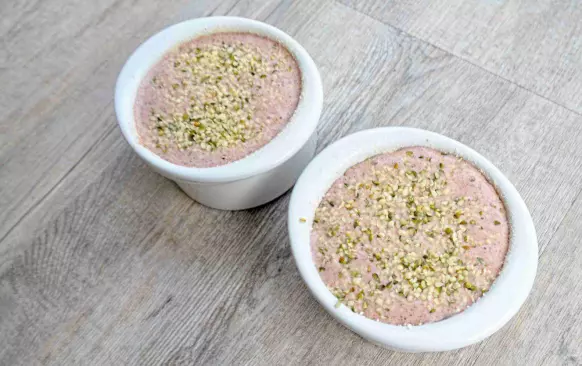 Odstáté těsto vliji do formiček, posypu konopnými semínky a peču v troubě cca 25-30 minut.