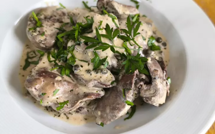 Kuřecí játra ve smetanové omáčce se sýrem a zeleným pepřem