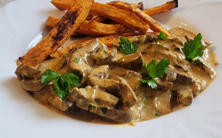 VEPŘOVÉ LEDVINKY NA SMETANĚ S BATÁTOVÝMI HRANOLKY