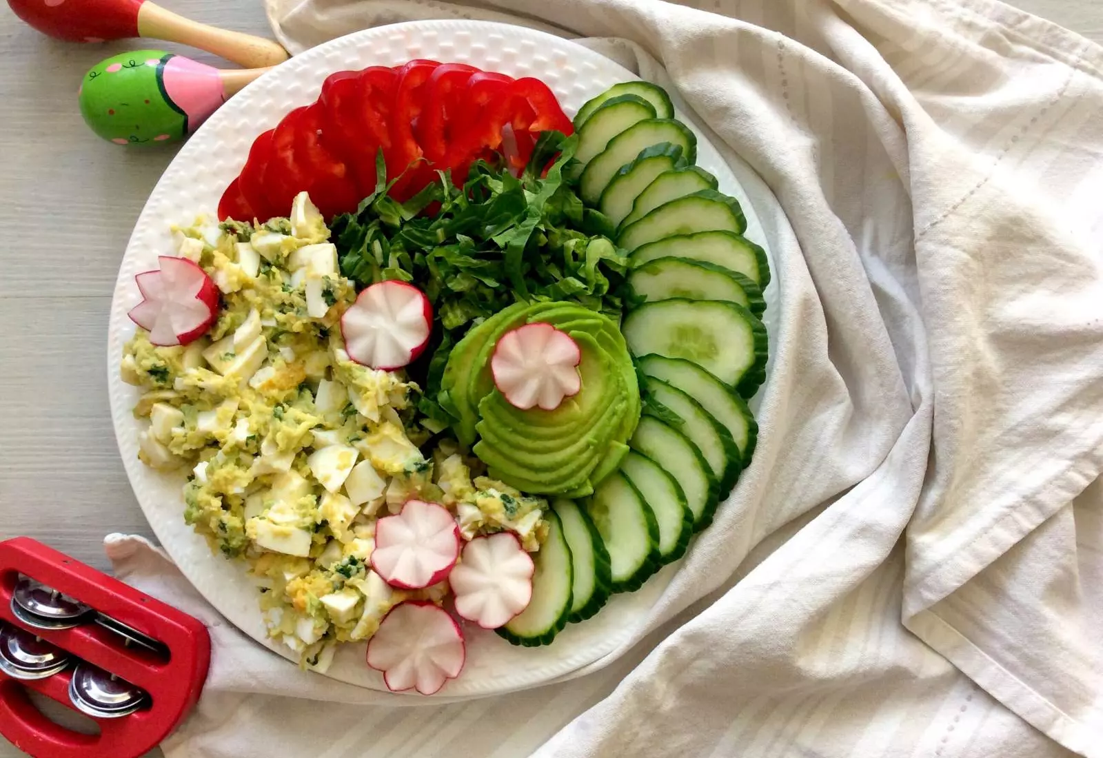 Zeleninový talíř s vaječno-avokádovým salátem