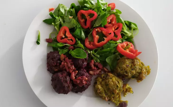 Masové koule s červenou řepou + vaječné muffiny - LC