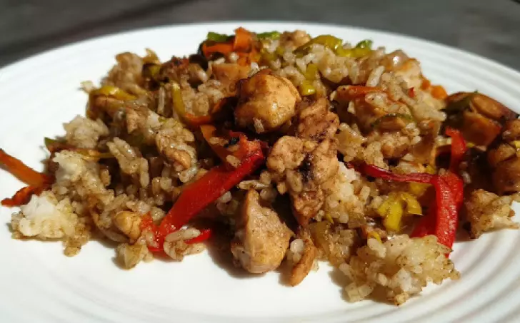 Pečená kari rýže s kuřecím masem
