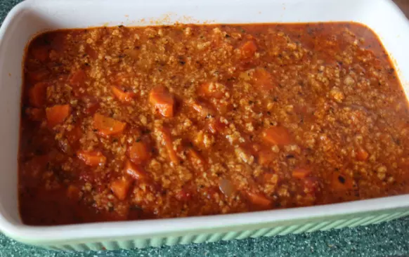 Keď máme pyré hotové, môžeme sa pustiť do vrstvenia v pekáčiku. Zvoľte si na to radšej trošku hlbší pekáčik, keďže spodnej vrstvy je naozaj veľa :)
Takže spodnú vrstvu dáme logicky na spodok a prekryjeme ju našim pyré