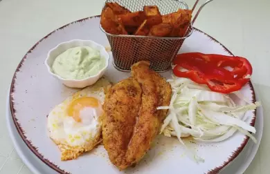 Kuřecí prso, volské oko, pečené celerové hranolky s uzenou paprikou a avokádový dip