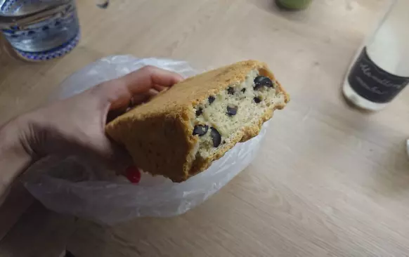 Rozpustěte máslo a nechte vychladit. Vymažte formu máslem pomocí mašlovačky.
Troubu předehřejte na 200C.
Vyšlehejte do tuha bílky, postupně přidávejte vajíčka, máslo a poté postupně mouku. Přidejte olivy, bazalku. Můžete i například smaženou cibulku, sušená rajčata...
Vždy těsto jakoby špachtličkou nadzvedávejte. Snažte se poničit co nejméně vzduchu.
Překlopte těsto do formy, vyrovnejte až do krajů. A dejte péct. Prvních 15 minut na 200, potom 15 minut na 170.
Chléb je zpočátku velmi křupavý. Když ho ale dáte do sáčku, příjemně změkne, záleží, c máte rádi :)