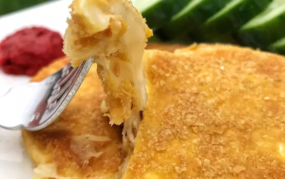 Camembert jsem rozřízla napůl, ale není to nutné. Pak jsem obalila v trojobalu: lahůdkové droždí -> vejce -> lahůdkové droždí. Osmahnuto na ghí.