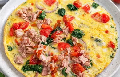 Omeleta s tuňákem a zeleninou