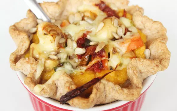 Koláčiky znovu vrátime do rúry a pečieme pri 180 stupňoch 20-30 minút.
Po upečení sa dajú z misky krásne vyklopiť, takže je len na nás, či si ich budeme vychutnávať priamo z misky, alebo z taniera :)