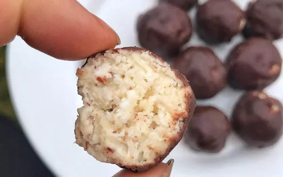 1. Vše kromě čokolády smícháme dohromady. 
2. Vytvarujeme kuličky a obalíme v čokoládě. 
3. Dáme ztuhnout do lednice.