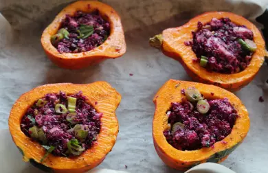 Plnené hokkaido loďky šalátom z červenej kapusty, cvikle a bryndze