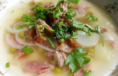 Uzená polévka s hráškem a cibulí