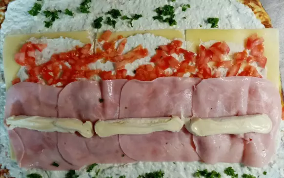 500 g cukety, kousek si nakrájíme na tenká kolečka a zbytek nastrouhat na hrubo
80 g sýr gouda nastrouhané na jemno
4 vajíčka
Trošku soli
Nastrouhanou cuketu posolit a nechat vypotit, pak přes utěrku vymačkat přebytečnou vodu, smíchat se sýrem a vajíčkem trošku soli dle chuti a rozetřít na plech s pečícím papírem potřený trošku oliváčem. Poklást cuketou(kolečka) vedle sebe na těsto.Péct na 200 stupňů do zlatova,po upečení sundat z plechu, otočit aby kolečka cukety byla dole a sloupnout papír. Potřít náplní, na to šunku,plátkový sýr prostě tím kdo co má rád. Zarolovat +zabalit do fólie a dát do lednice aspoň do druhého dne. 
Náplň :
2x lučina + trošku zakysanky, kousek strouhané nivy a sůl... vymíchat. Náplň lze ochutit třeba  česnekem, paprikou atd..