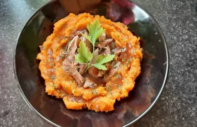 Mrkvovobatátová kaše s jehněčím