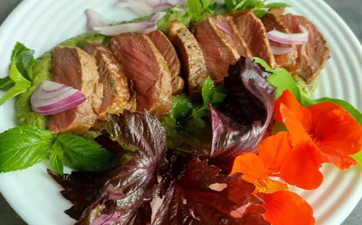 Striploin steak s mátovo hráškovým pyré, bylinkami a jedlými květy