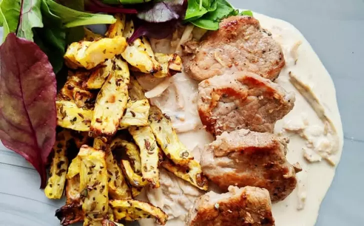 Vepřová panenka s křenovou omáčkou a celerové hranolky