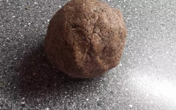 Těsto pořádně propracujeme a uděláme z něho kuličku.